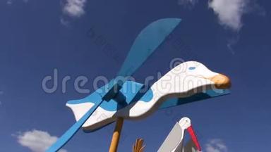 木制鸟玩具风车翅膀和天空